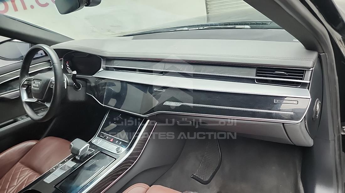 اودي A8 2020 — زاوية واجهة الراكب الأمامي الأيمن — صورة 27
