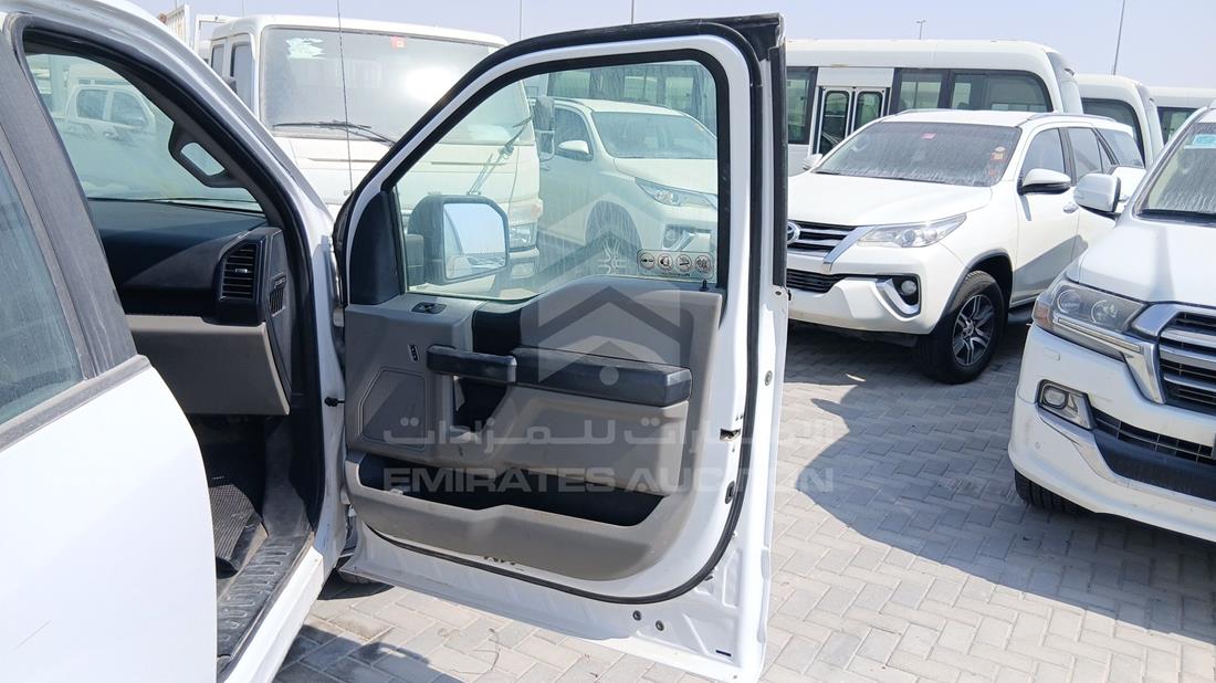 فورد اف 150 2019 — الباب الأمامي الأيمن — صورة 26