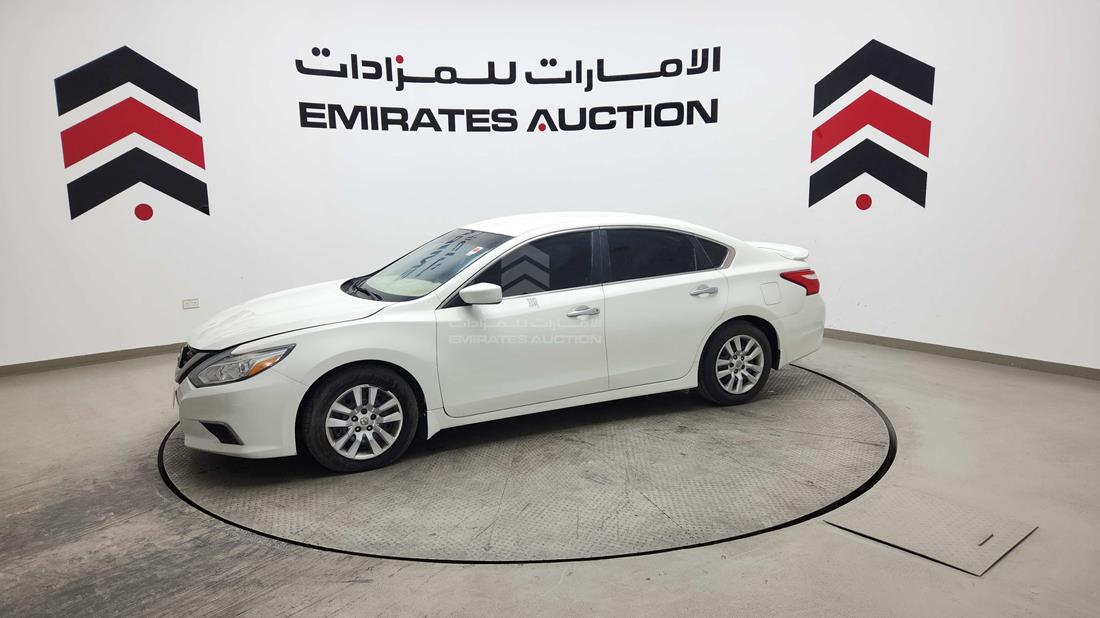2016 Nissan Altima — Front Left Angle — Photo 8