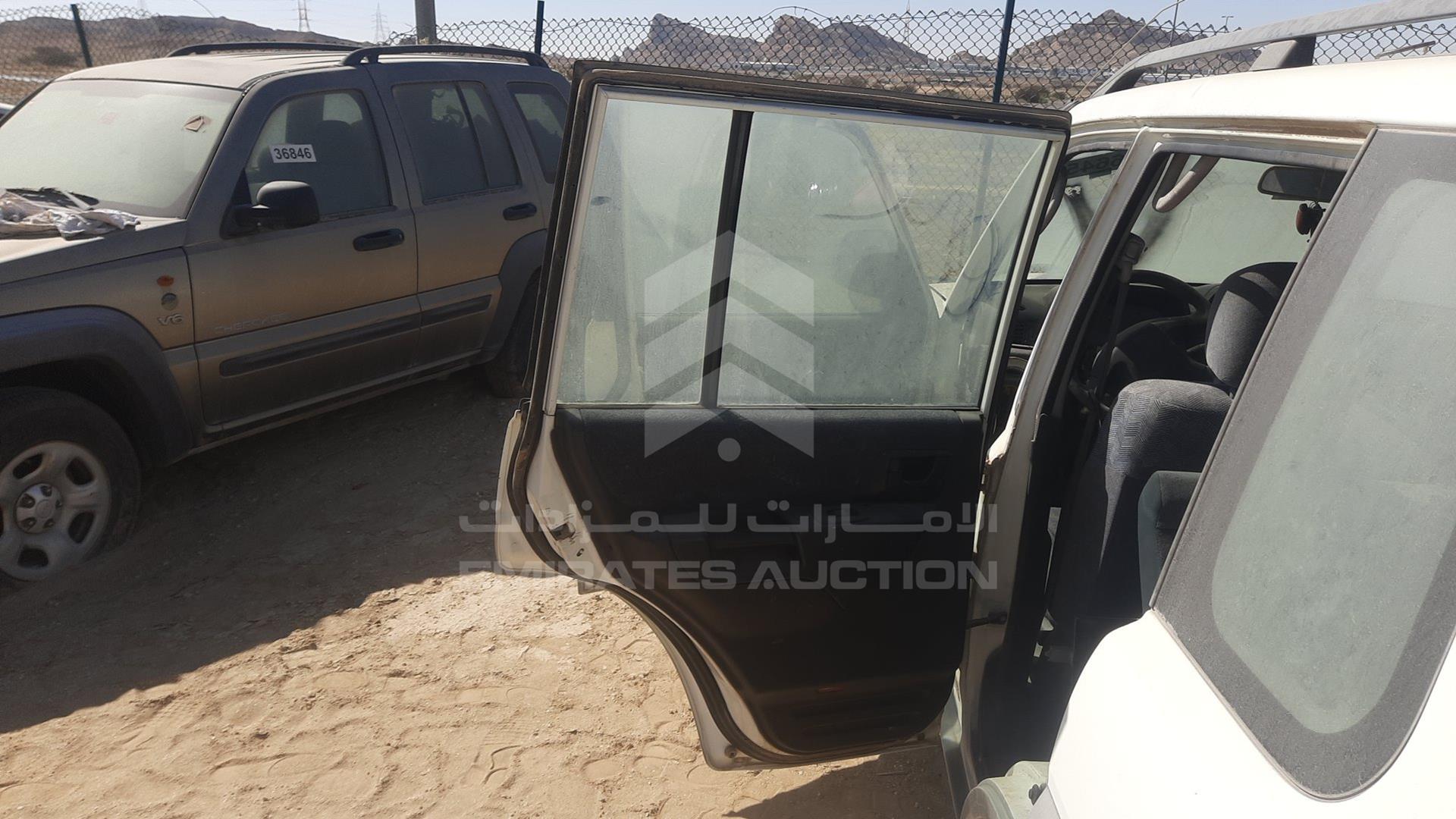 2002 MITSUBISHI PAJERO VIN: JMYLRH77W2Z701065