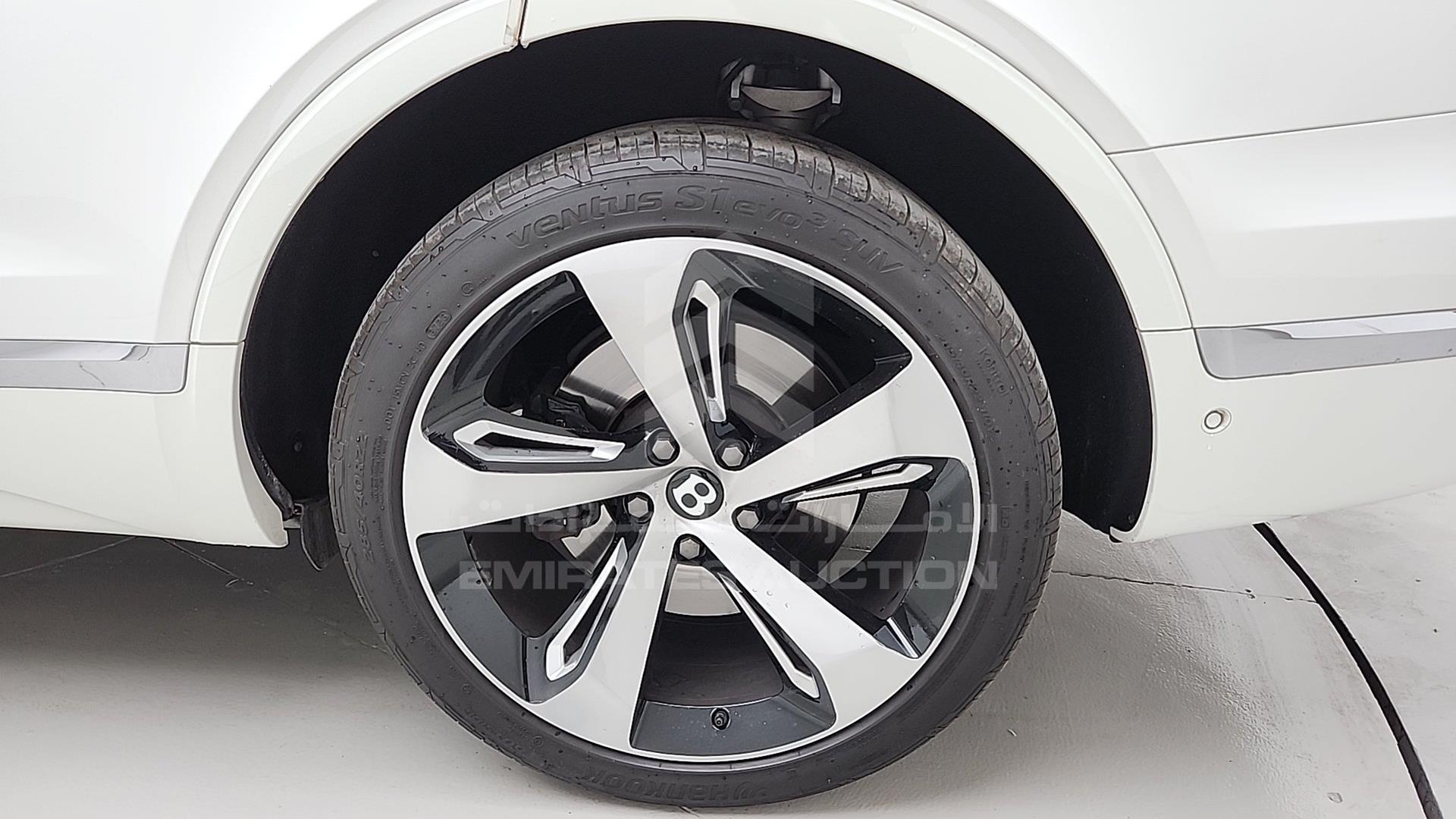 2018 BENTLEY BENTAYGA VIN: SJAAL1ZV5JC022898