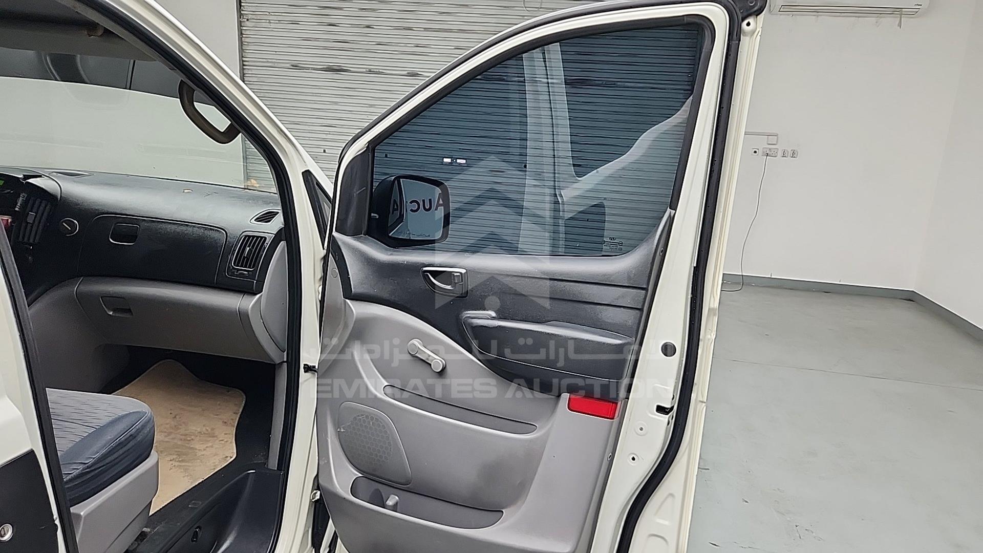 2012 HYUNDAI H1 VIN: KMHWG81R6CU367947
