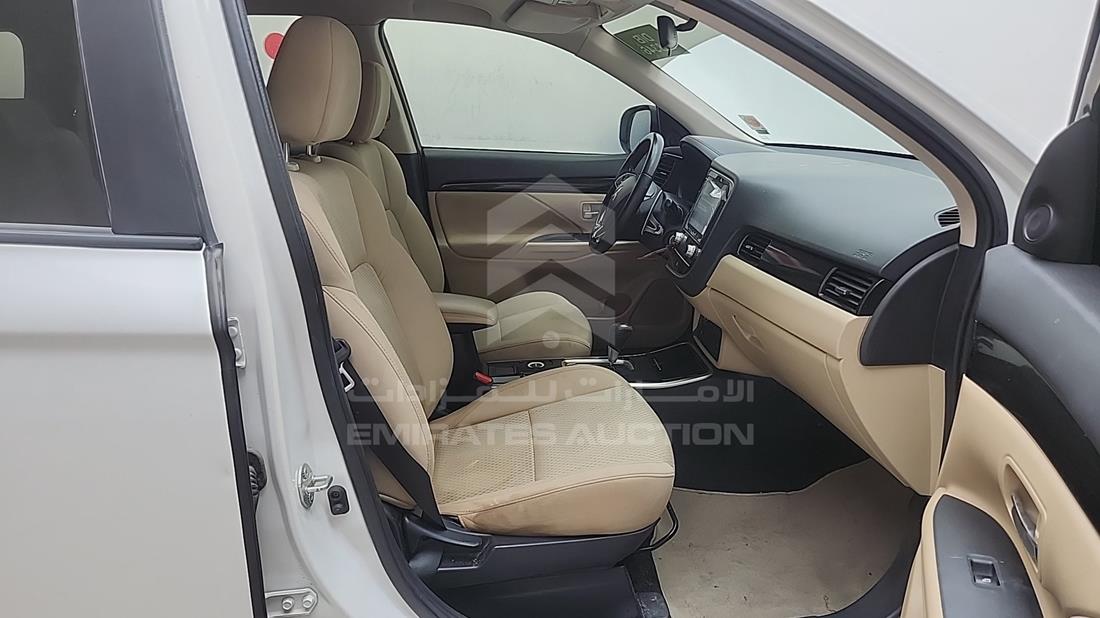 2021 Mitsubishi Outlander — Front Right Passenger Seat View — Photo 24