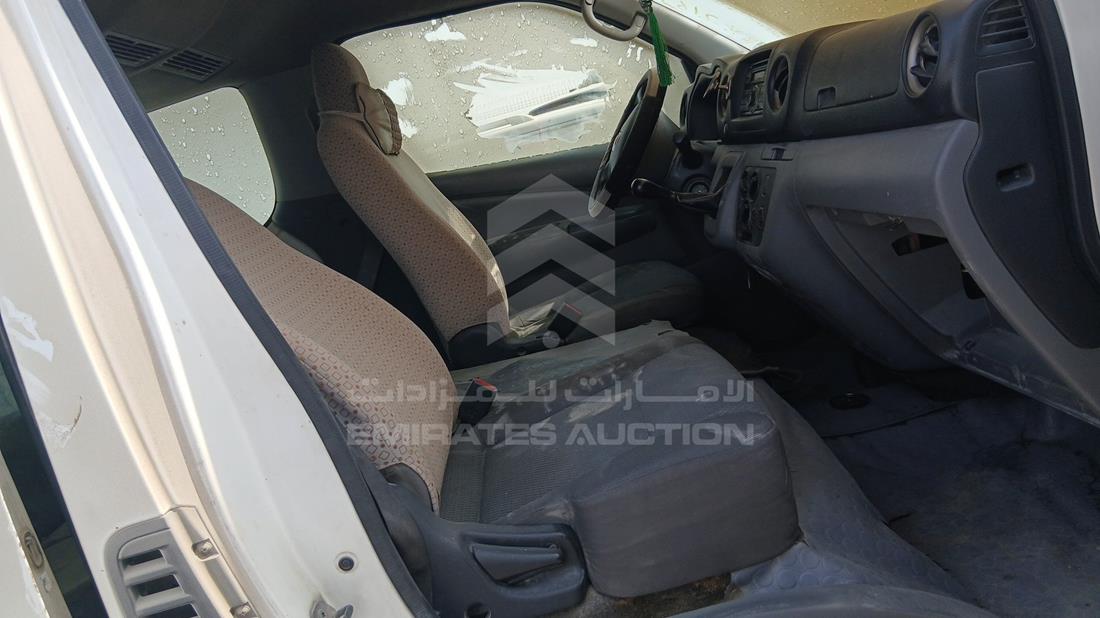نيسان إن في 350 2015 — زاوية الراكب الأمامي للمقعد — صورة 18