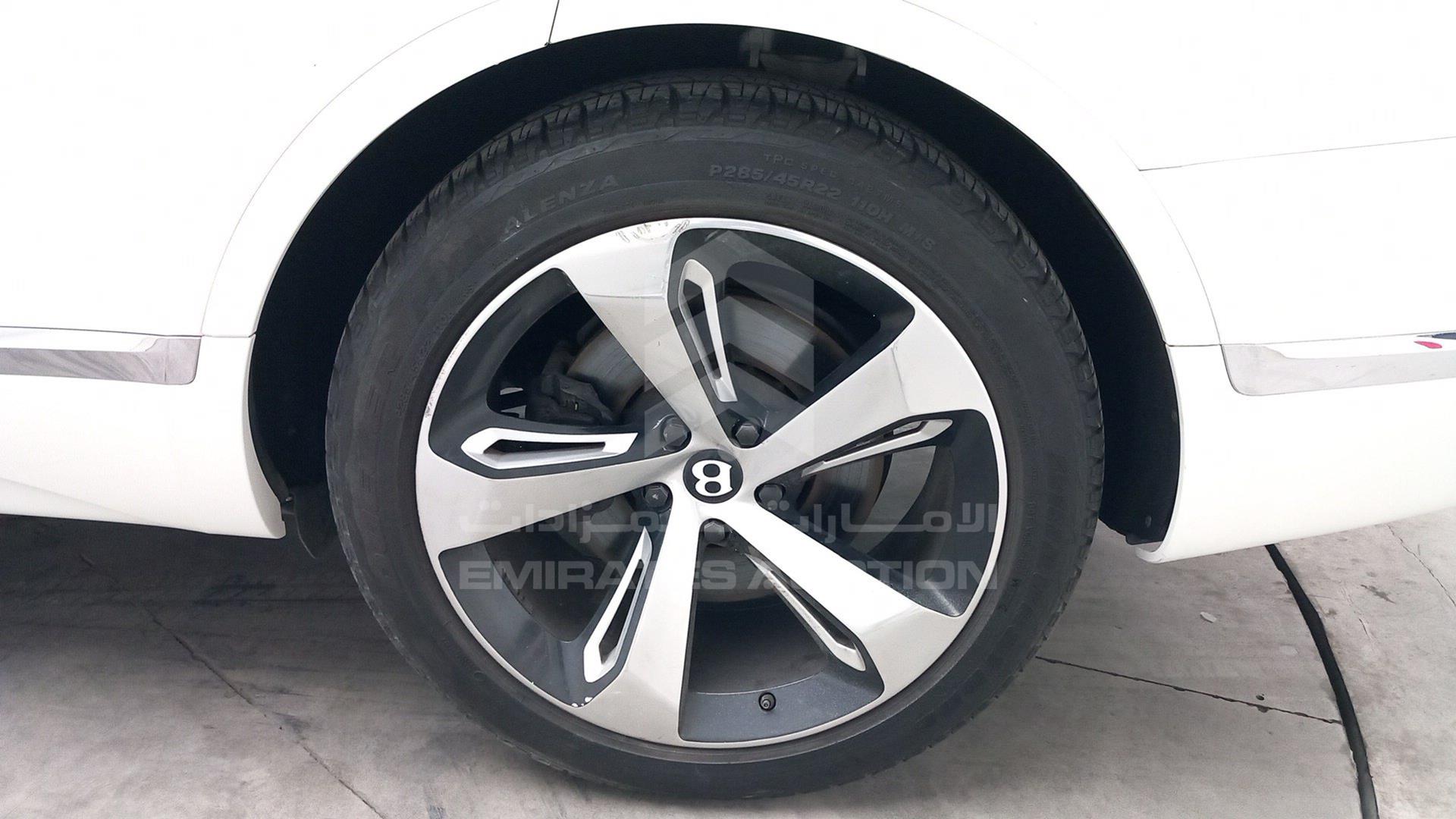 2018 BENTLEY BENTAYGA VIN: SJAAF1ZV8JC018402