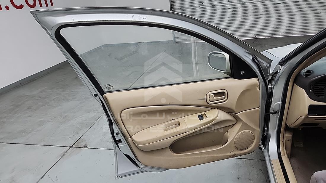 نيسان صني 2010 — الباب الأمامي الأيسر — صورة 12