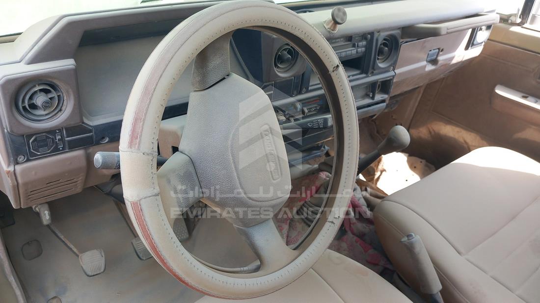 2002 Toyota Land Cruiser Pickup — Steering & Mounted Controls — Photo 13