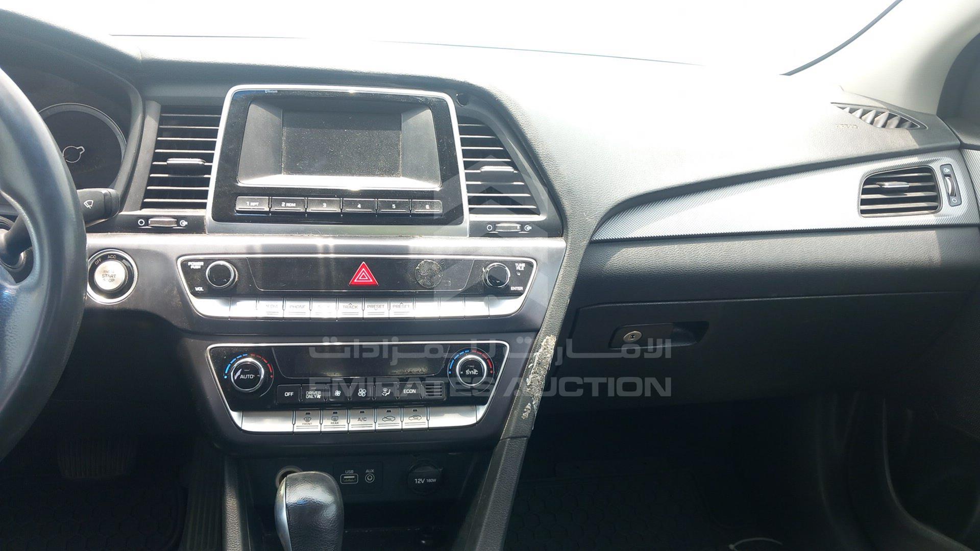 2018 HYUNDAI SONATA VIN: KMHE24138JA082115