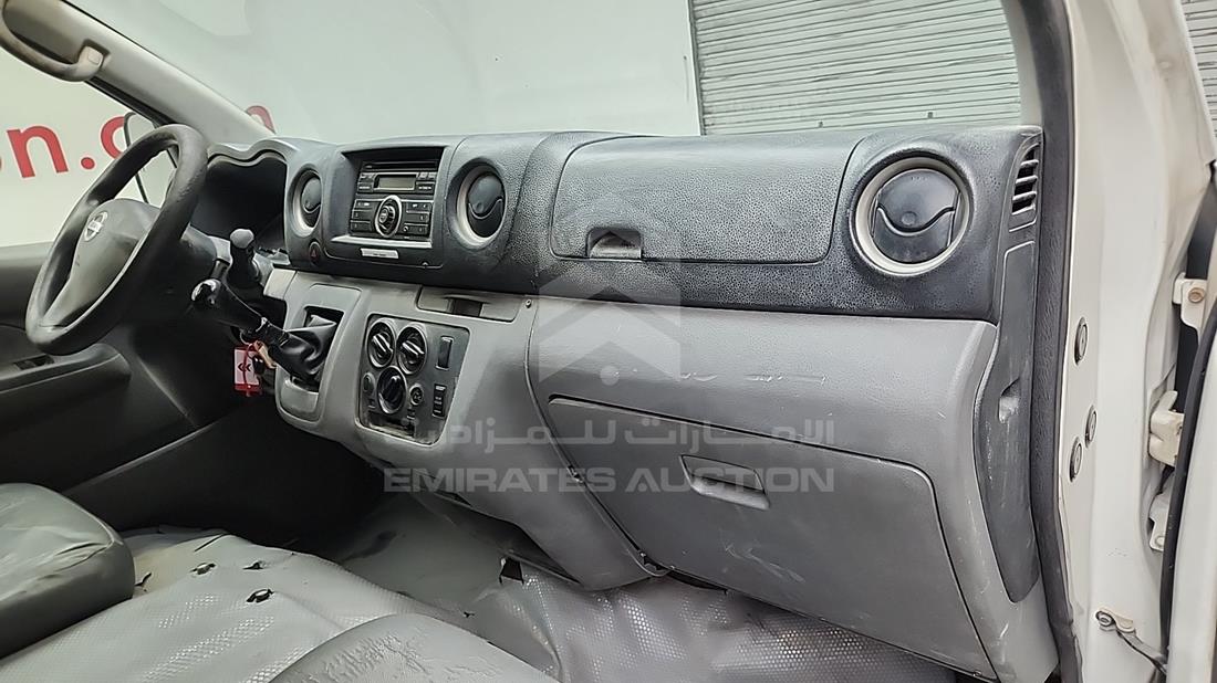 نيسان أورفان 2015 — زاوية واجهة الراكب الأمامي الأيمن — صورة 24