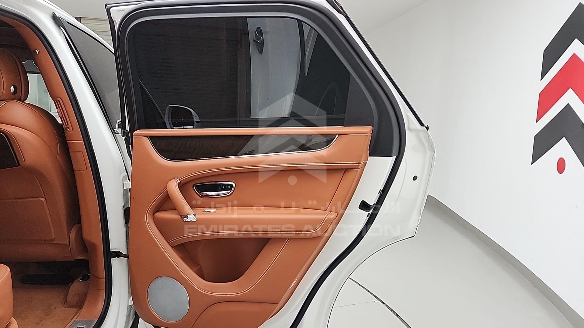 2018 BENTLEY BENTAYGA VIN: SJAAL1ZV5JC022898