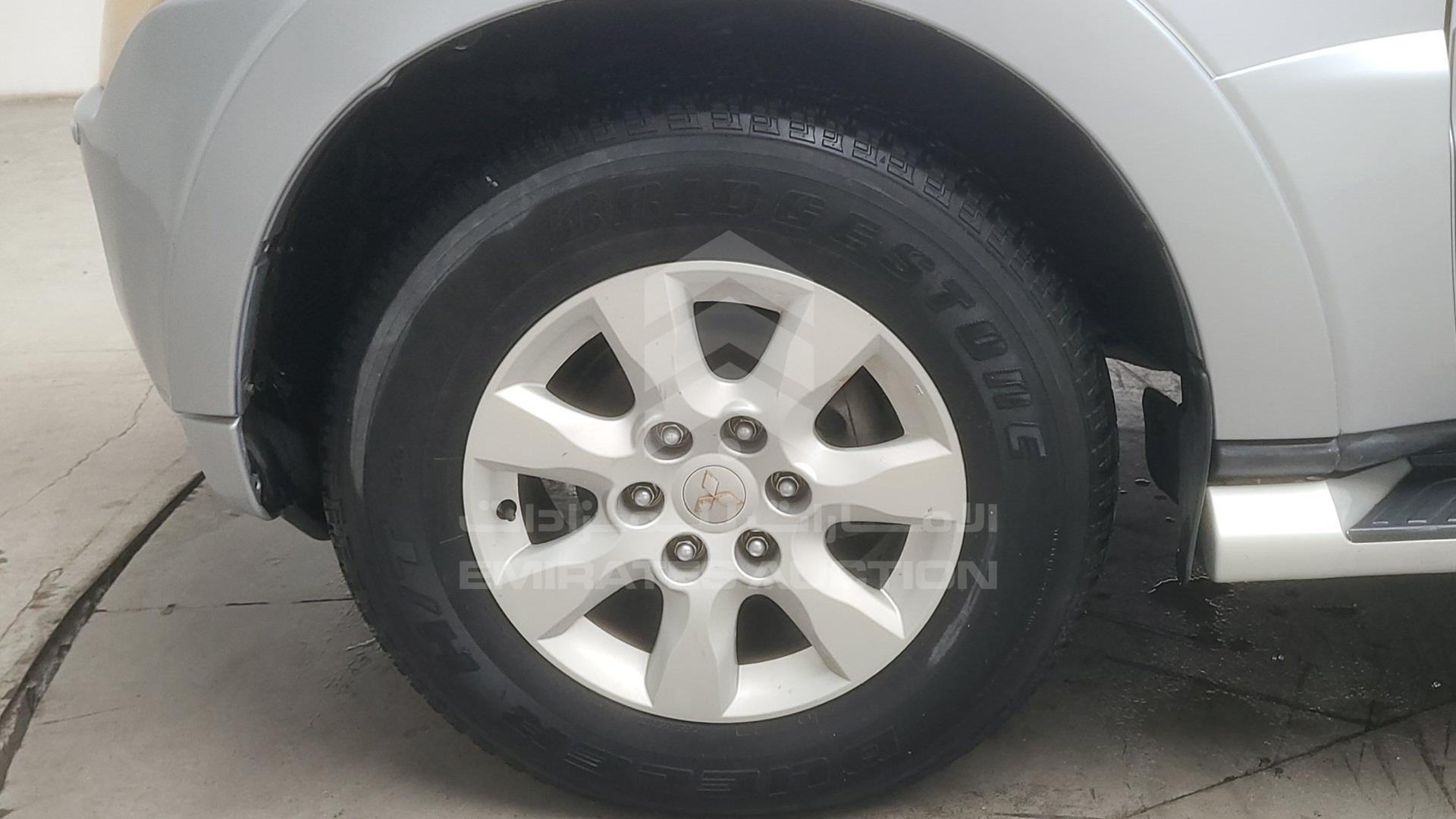 2011 MITSUBISHI PAJERO VIN: JMYLRV95WBJ704959