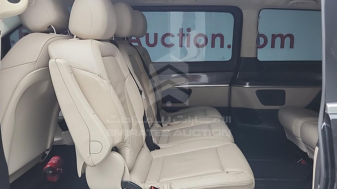 مرسيدس V 250 2021 — زاوية الراكب الخلفي اليسرى — صورة 19