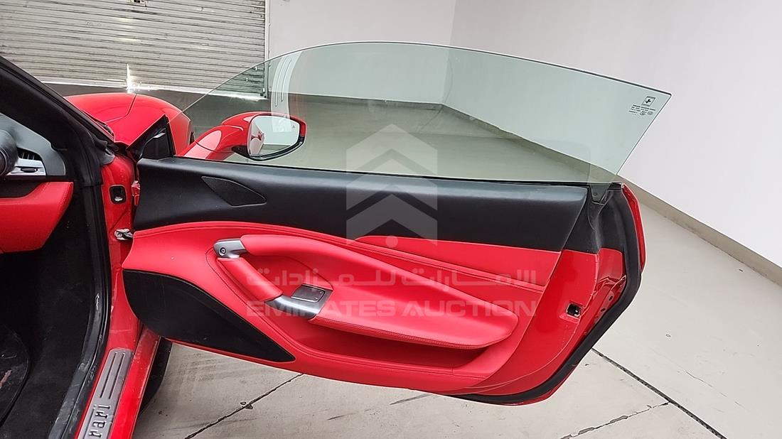 فيراري F8 Spider 2023 — الباب الأمامي الأيمن — صورة 24