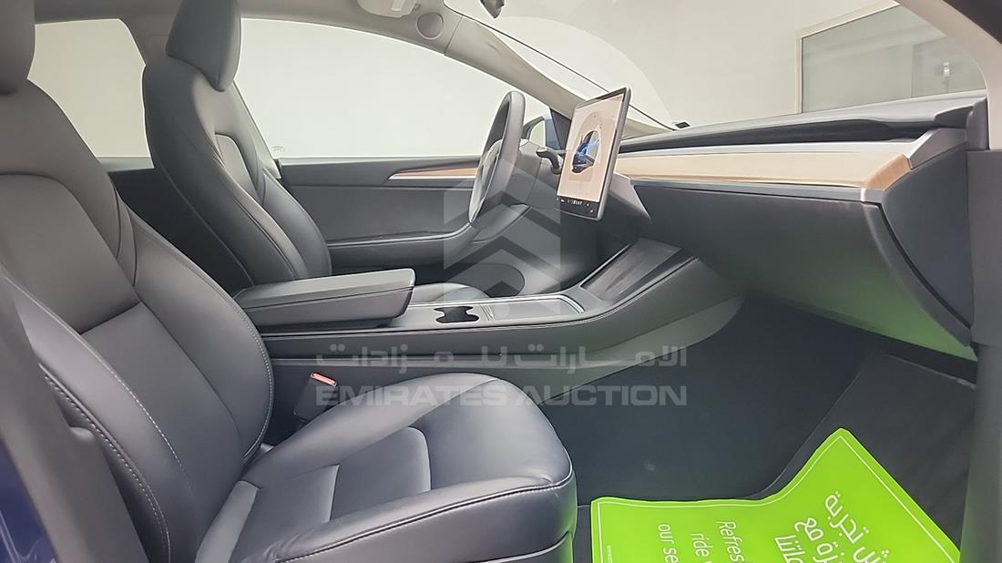 تيسلا Model Y 2024 — زاوية الراكب الأمامي للمقعد — صورة 27