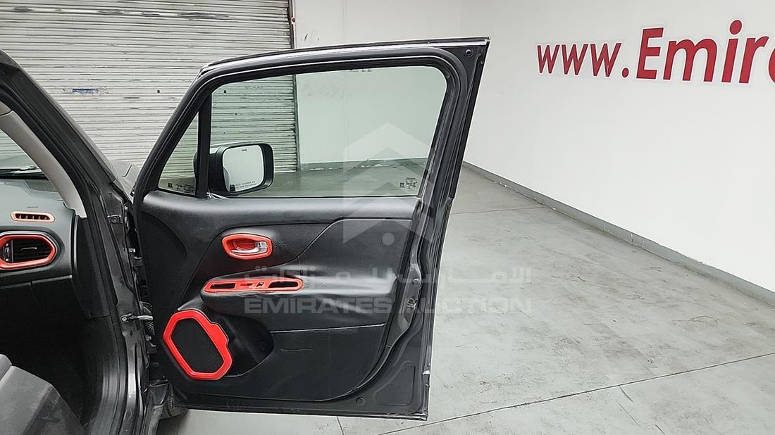 2016 Jeep RENEGADE — Front Right Door — Photo 26