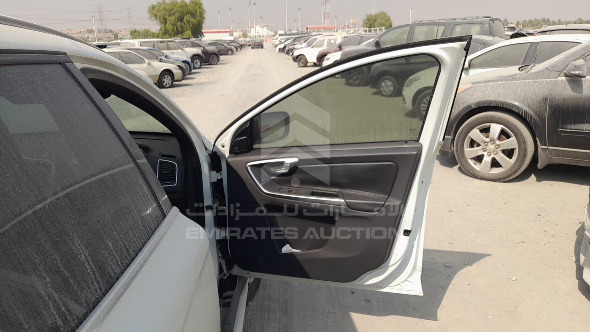 2014 VOLVO XC 60 VIN: YV147HDZ0E2558389
