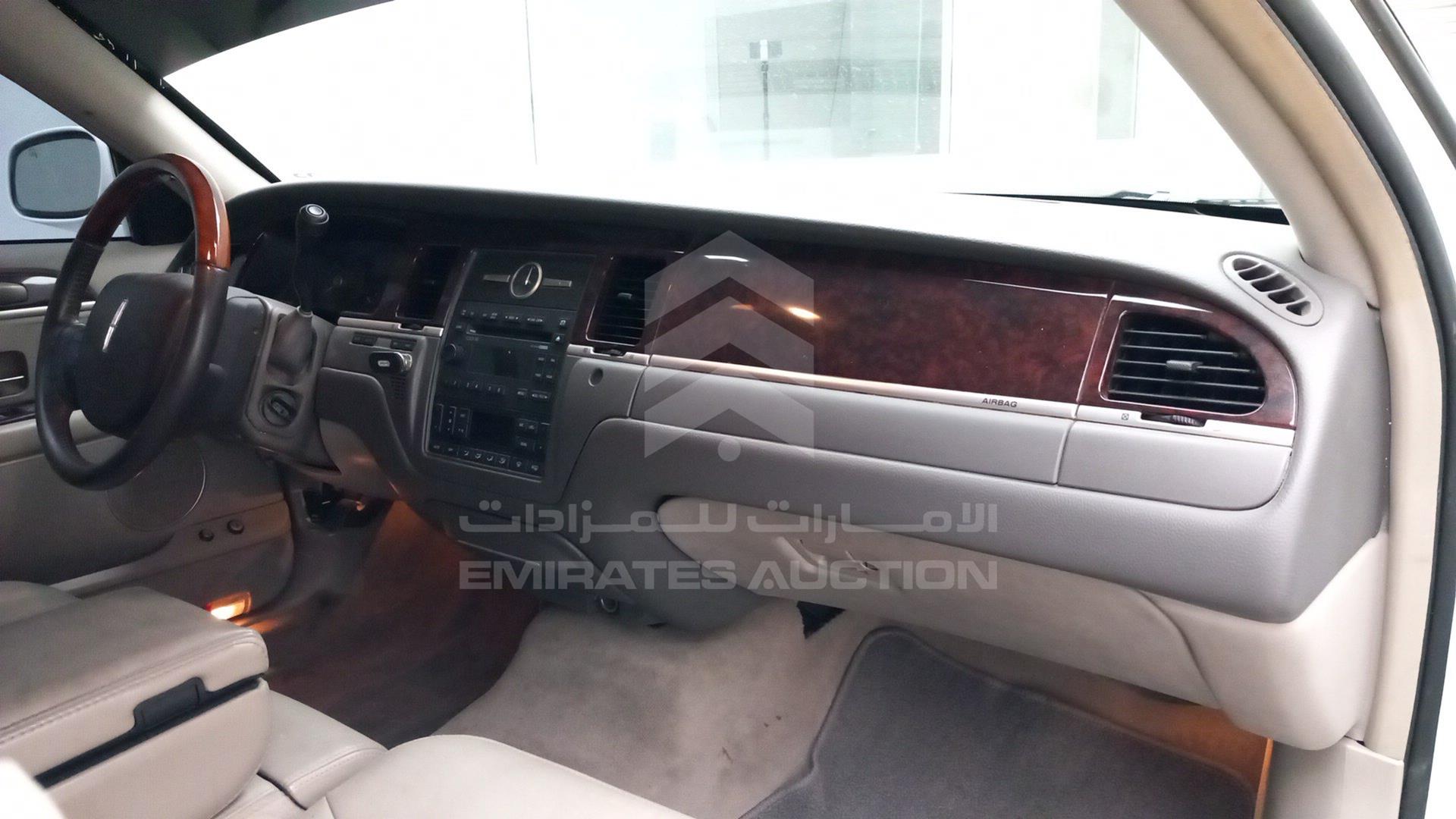 2010 LINCOLN TOWN VIN: 2LNBL8CV9AX752302