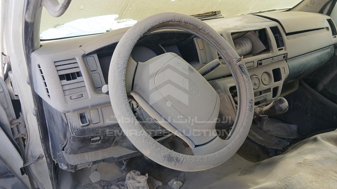 2007 Toyota Hiace — Steering & Mounted Controls — Photo 13