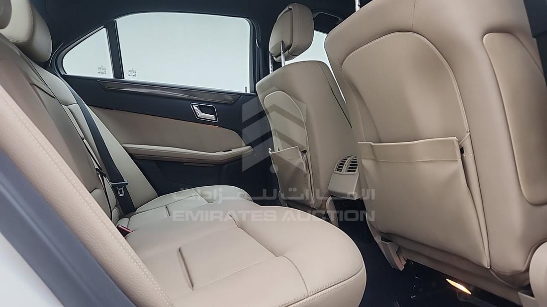 مرسيدس E 350 2010 — زاوية الراكب الخلفي اليمنى — صورة 29
