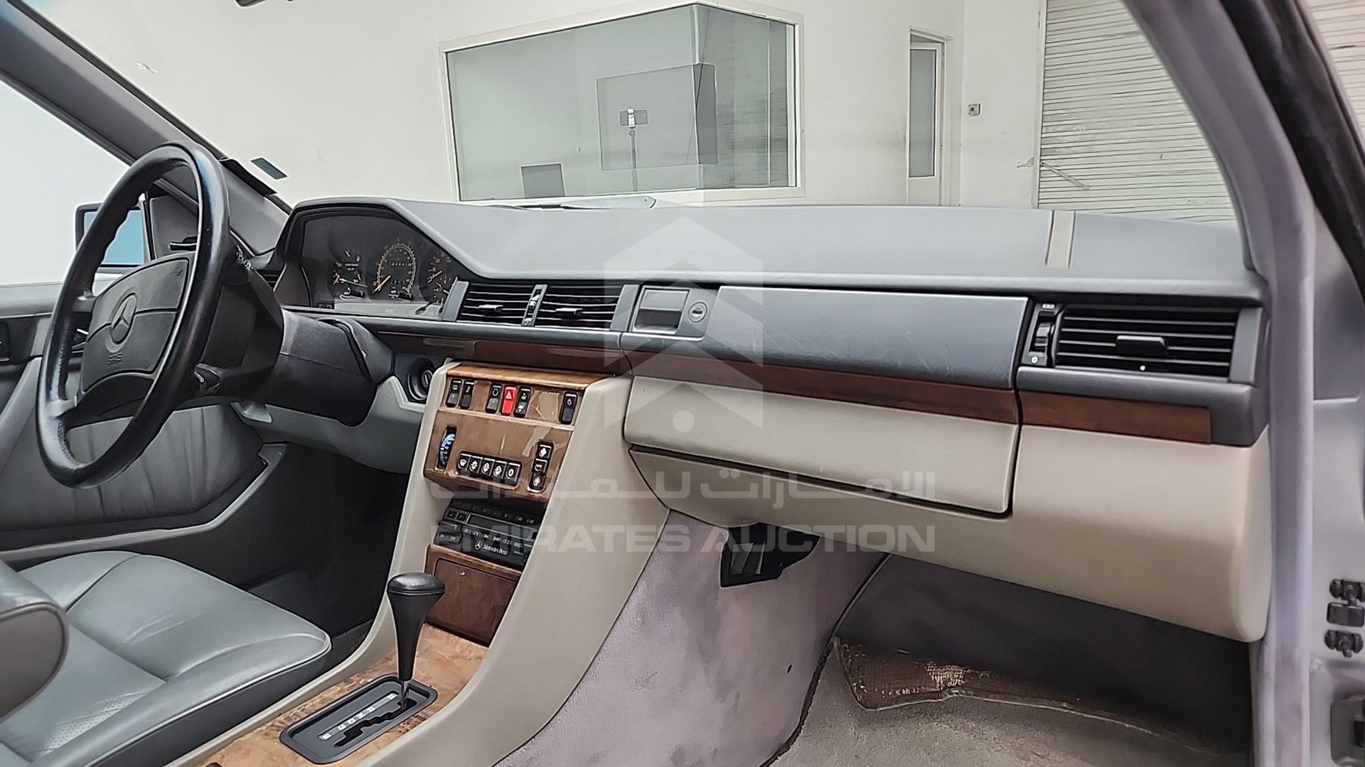 1990 MERCEDES CE 300 VIN: WDBEA51D6LB147139