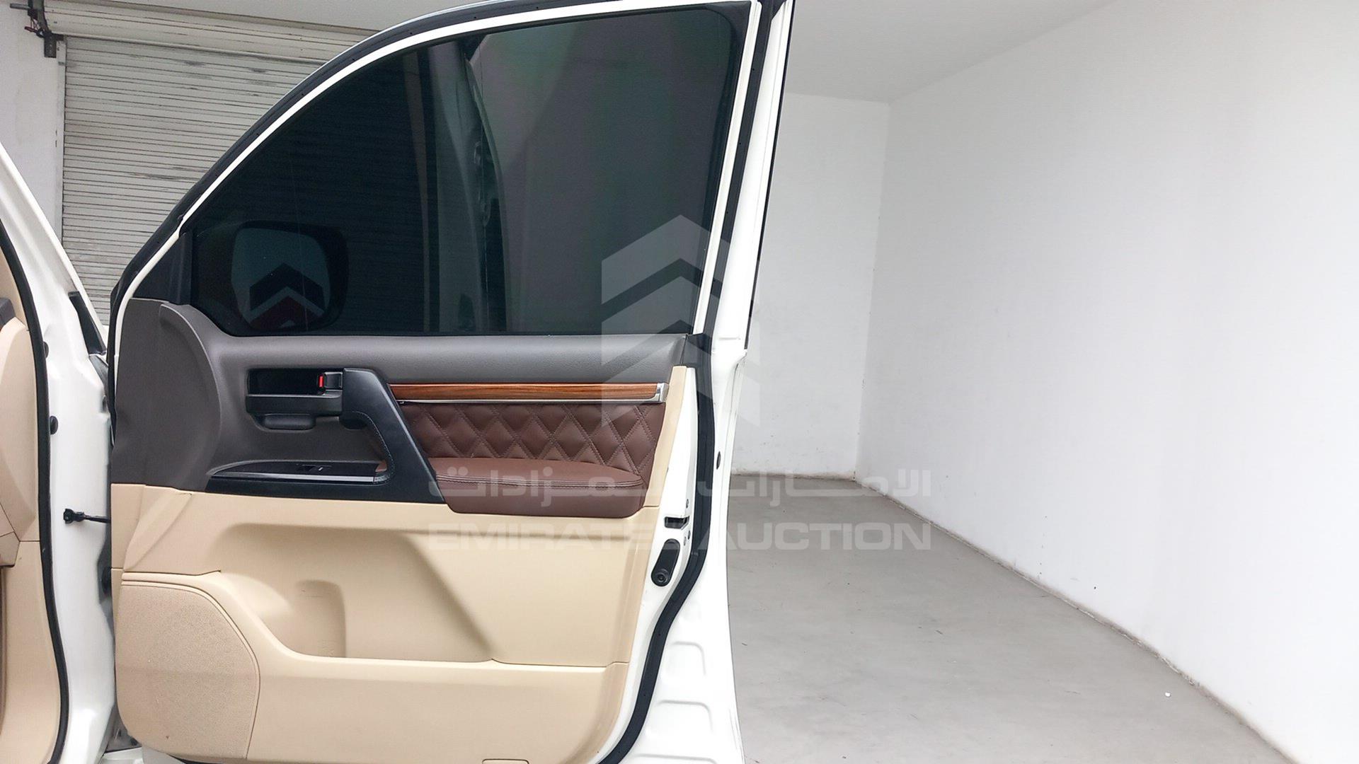 2017 TOYOTA LAND CRUISER VIN: JTMHU01JXH4137417
