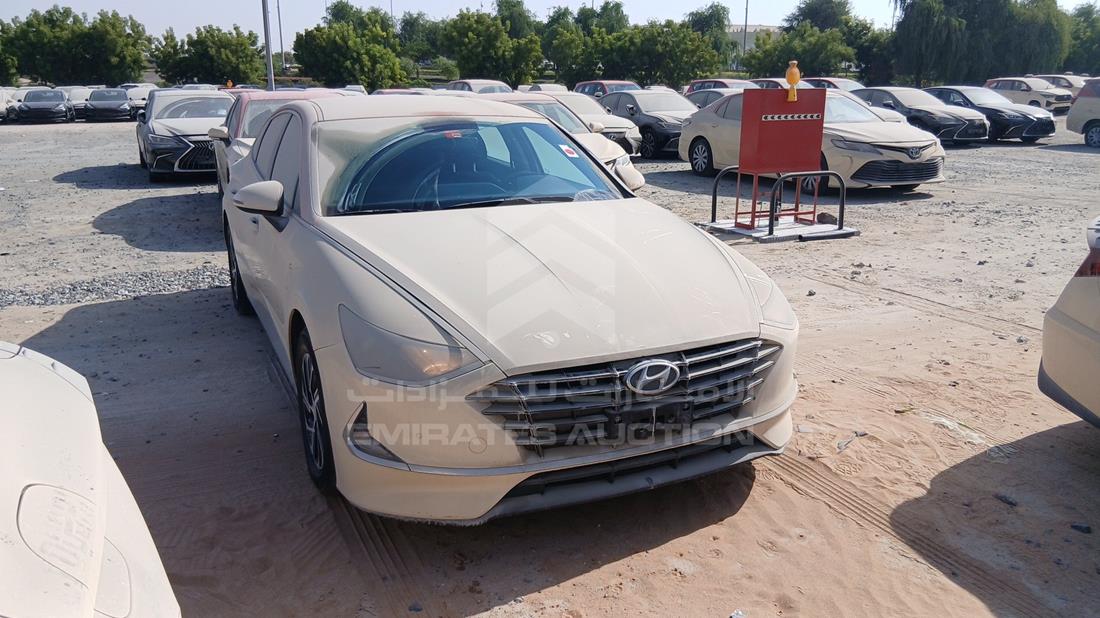 هيونداي سوناتا هجينة 2021 — الزاوية الأمامية اليمنى — صورة 10