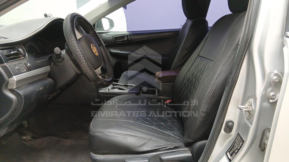 تويوتا كامري 2013 — زاوية السائق الأمامية اليسرى — صورة 14