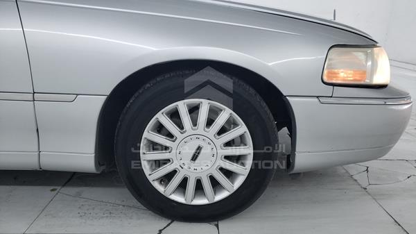 Lincoln Town Car 2005 1LNHM82W05Y613957 Image 29