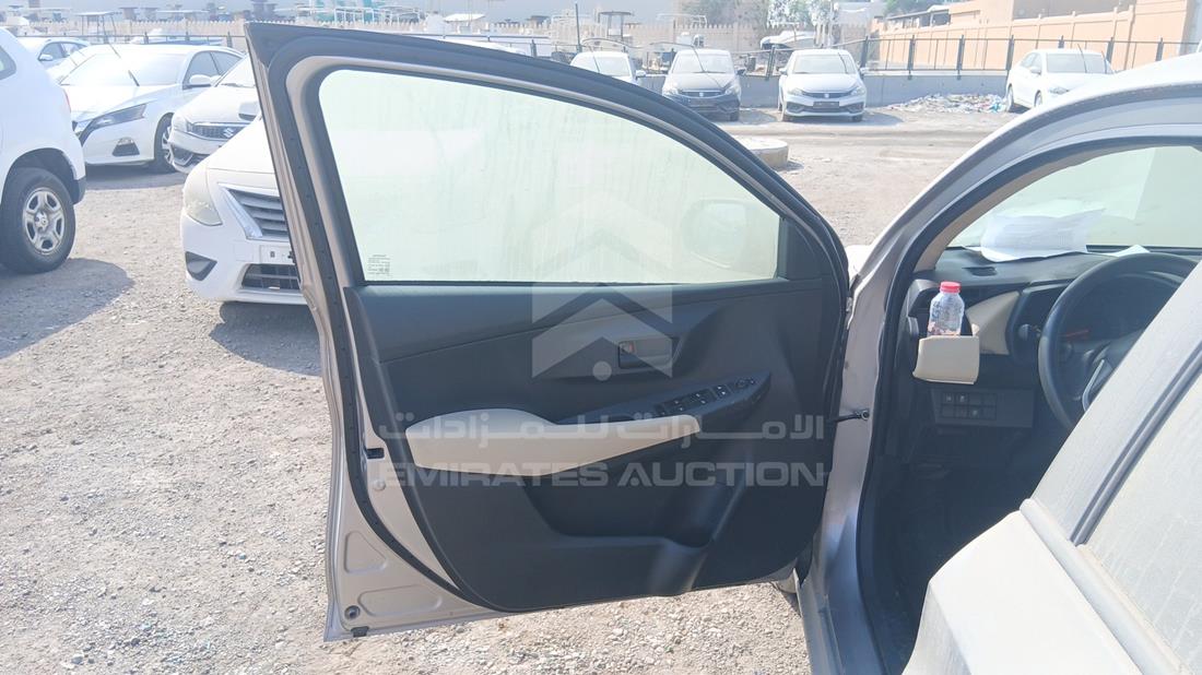 تويوتا ياريس 2023 — الباب الأمامي الأيسر — صورة 11