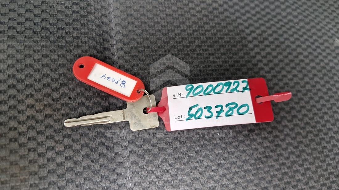 2014 Nissan Urvan — Keys — Photo 4