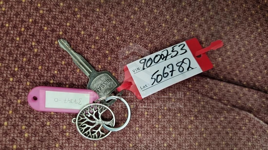 2014 Nissan Urvan — Keys — Photo 4