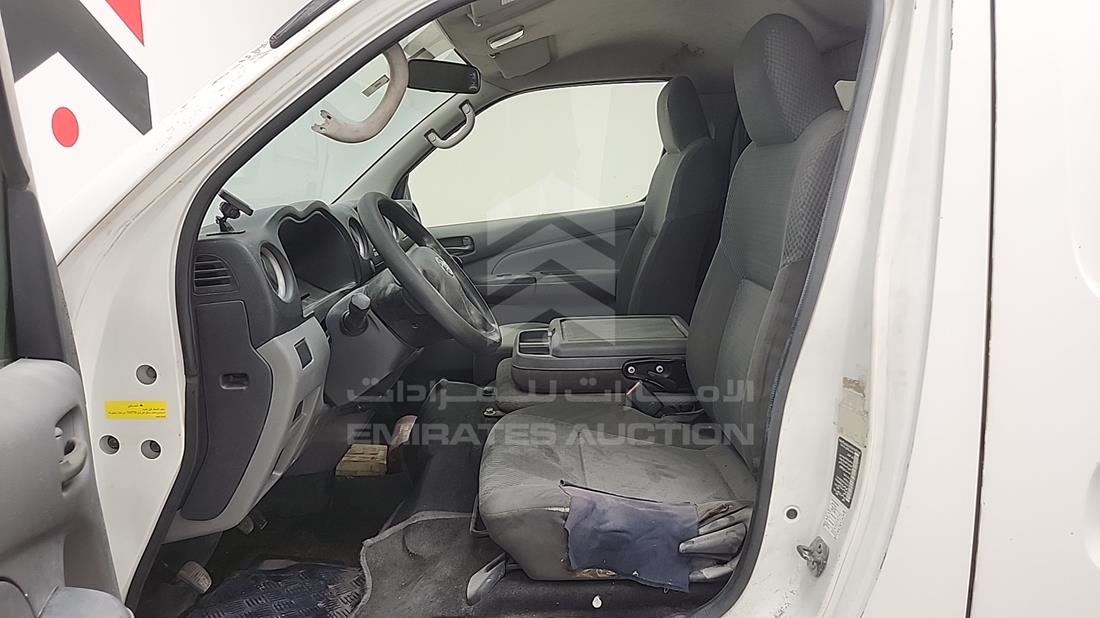نيسان أورفان 2015 — زاوية السائق الأمامية اليسرى — صورة 7
