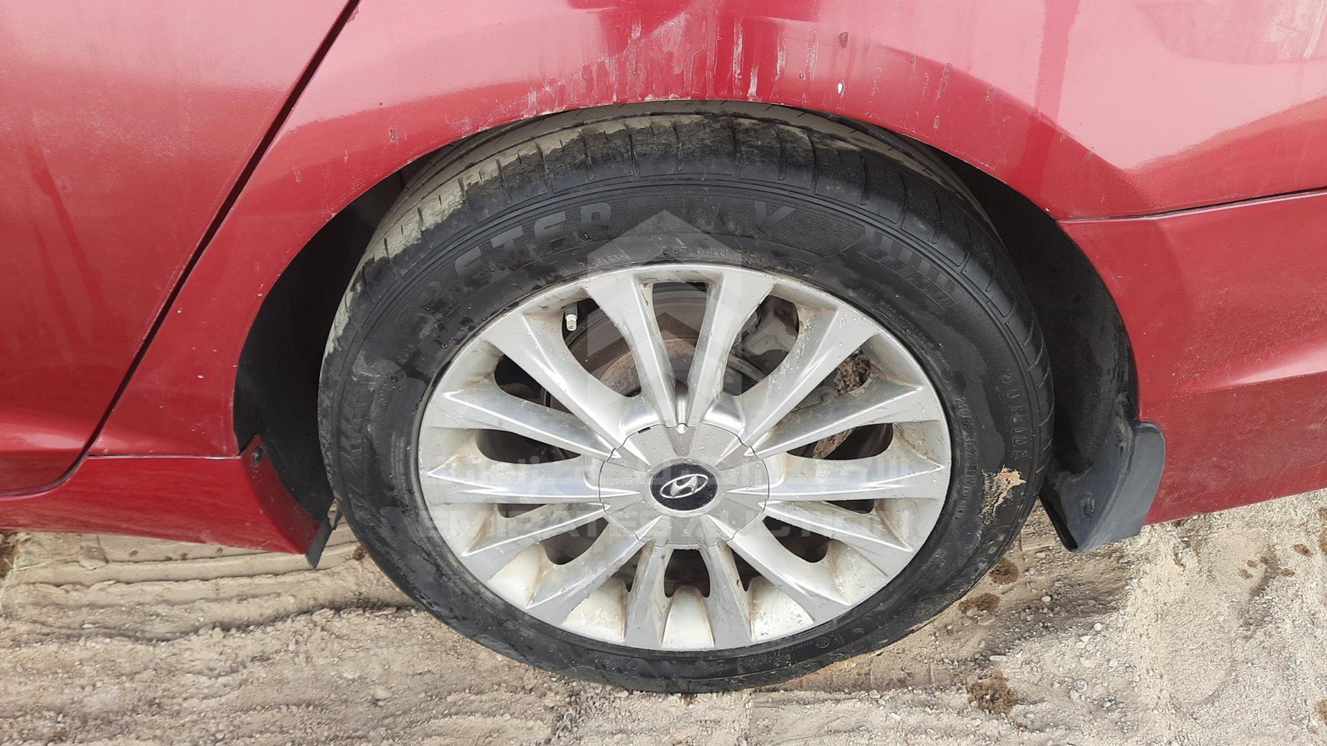 2015 HYUNDAI SONATA VIN: KMHE241G2FA028352