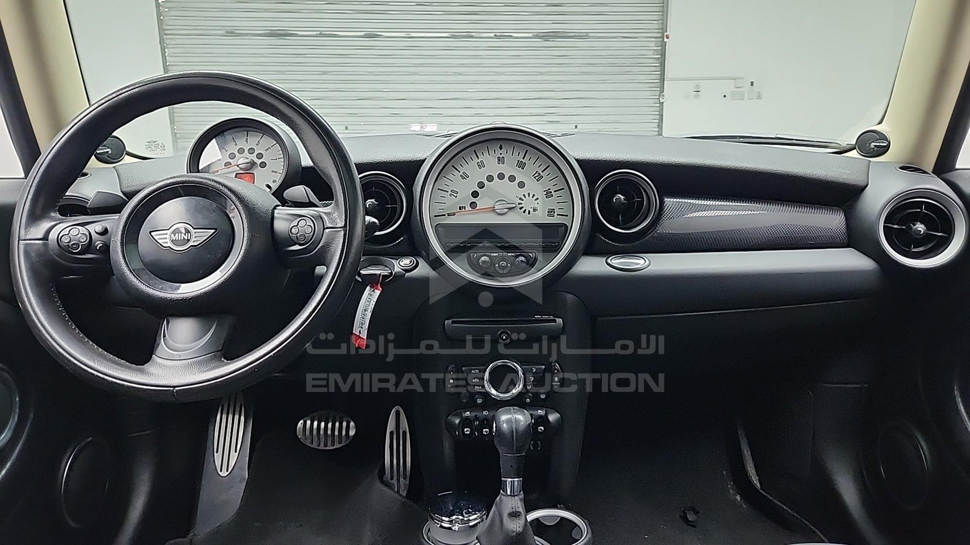 2011 MINI COOPER VIN: WMWSV3C58BTY11241