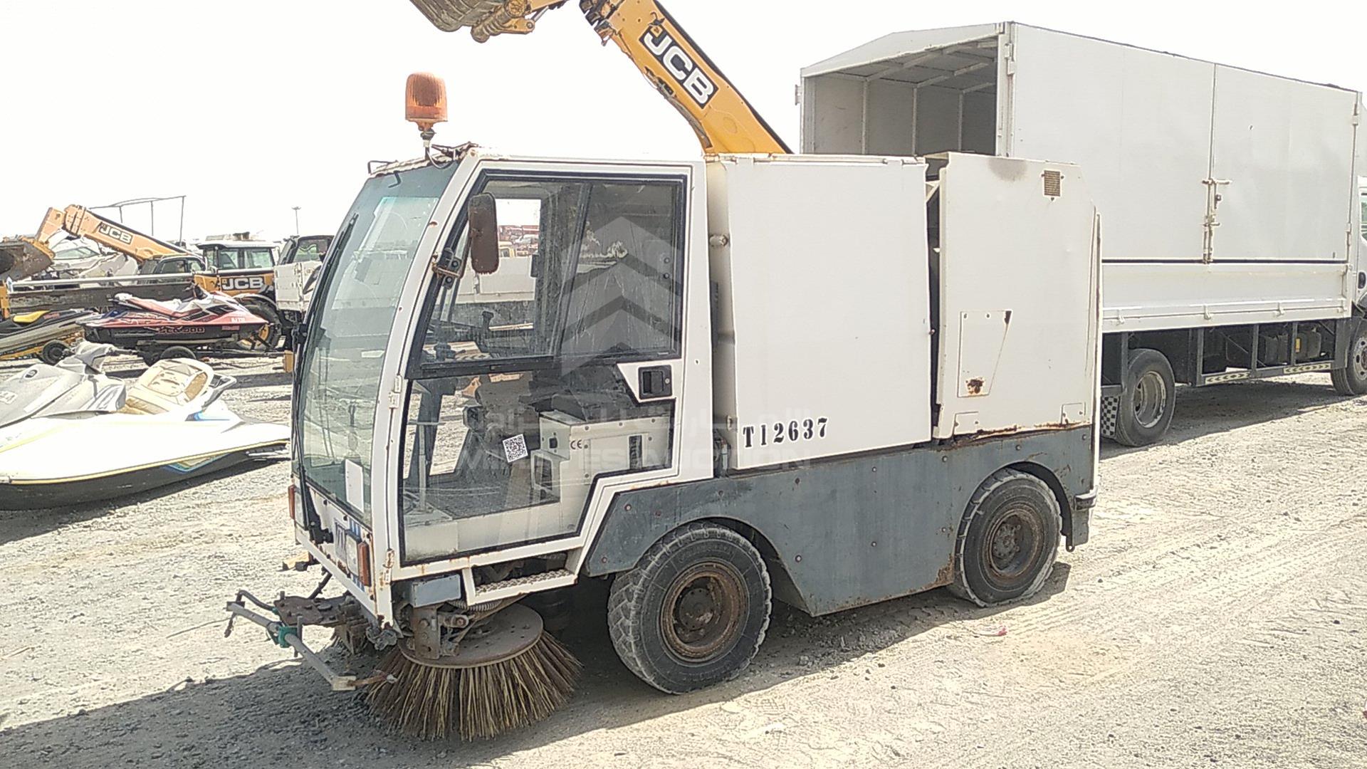 2000 ROAD CLEANING MACHINE --- VIN: 37592003961