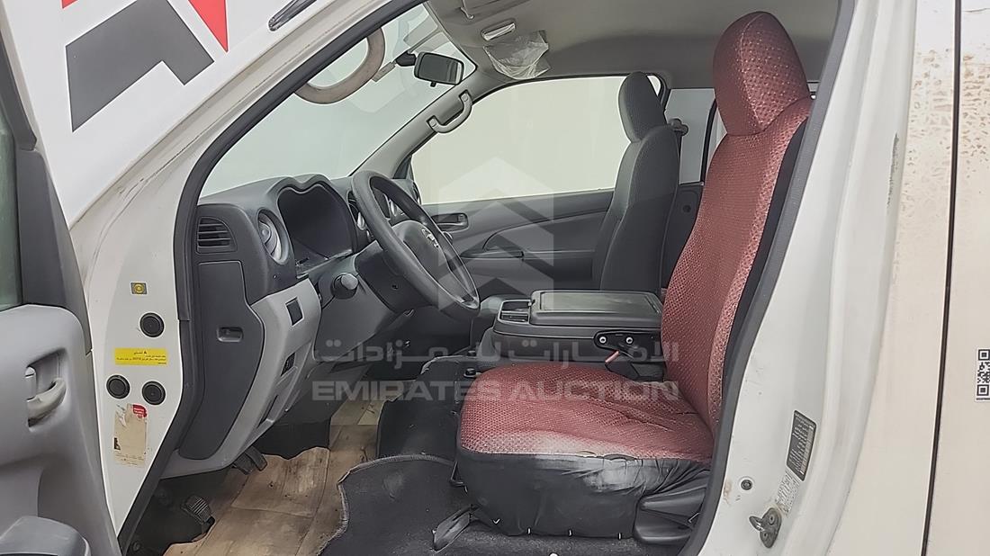 نيسان أورفان 2017 — زاوية السائق الأمامية اليسرى — صورة 7