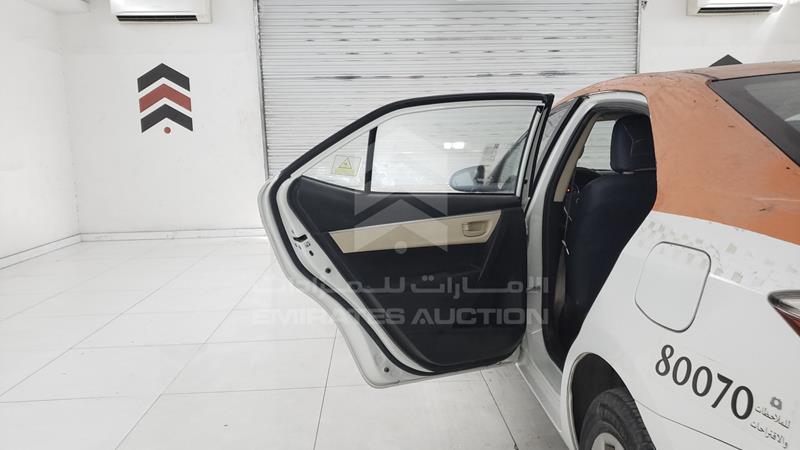 RKLBB9HEXH5193248 Auction: EmiratesAuction Lot: 404124 RKLBB9HEXH5193248 Toyota Corolla 2017 WHITE Photo 18