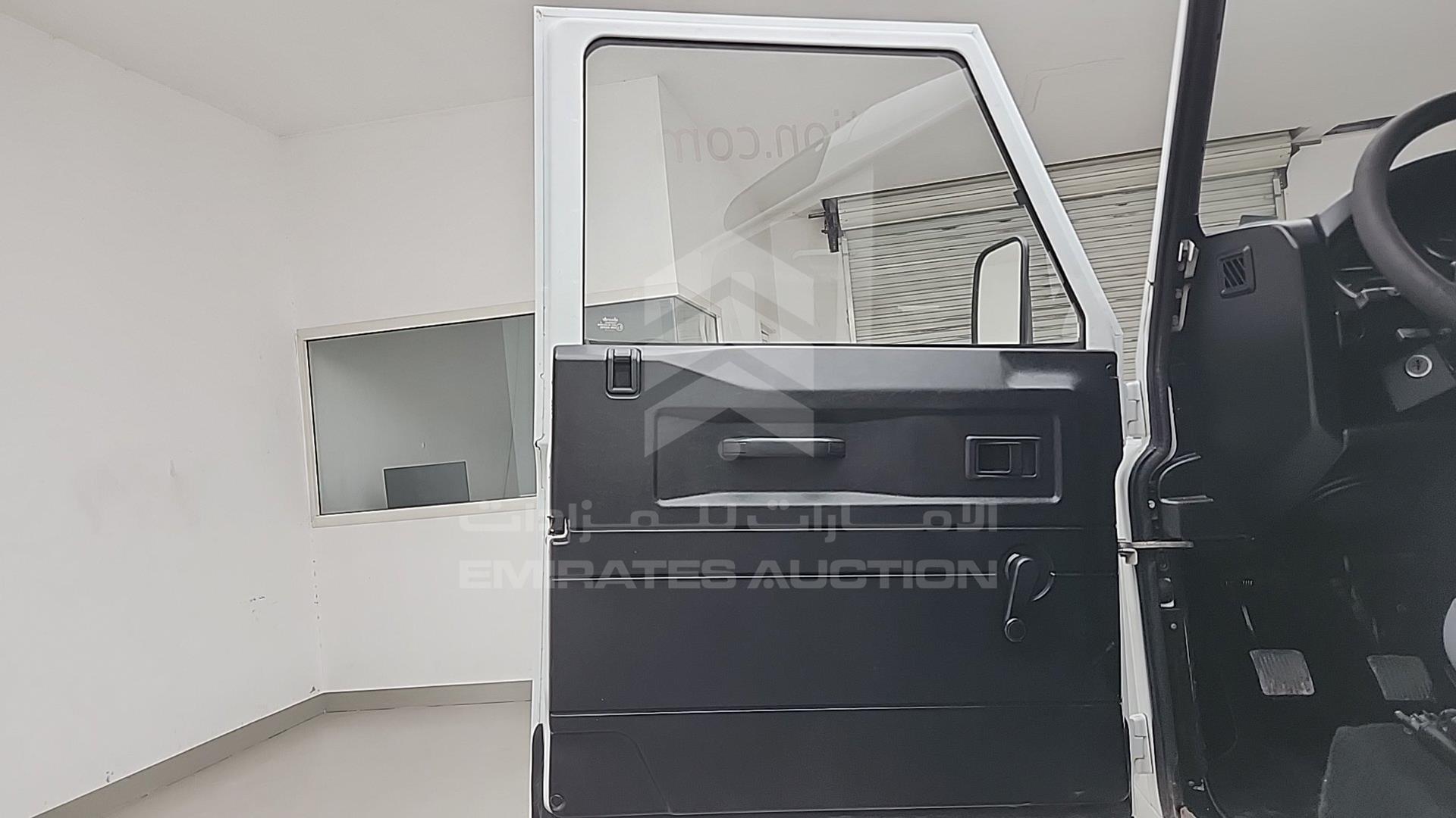 2011 LAND ROVER DEFENDER VIN: SALLDVBS8BA405450