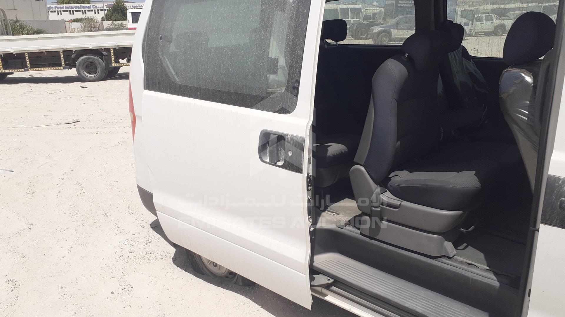 KMJWA37R0CU440854 - 2012 Hyundai H1 - #357798