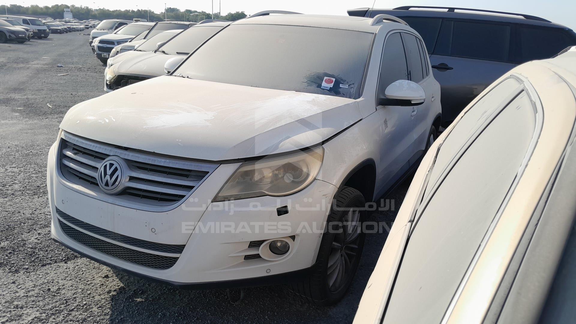 2011 VOLKSWAGEN TIGUAN VIN: WVGCE15N3BW008422