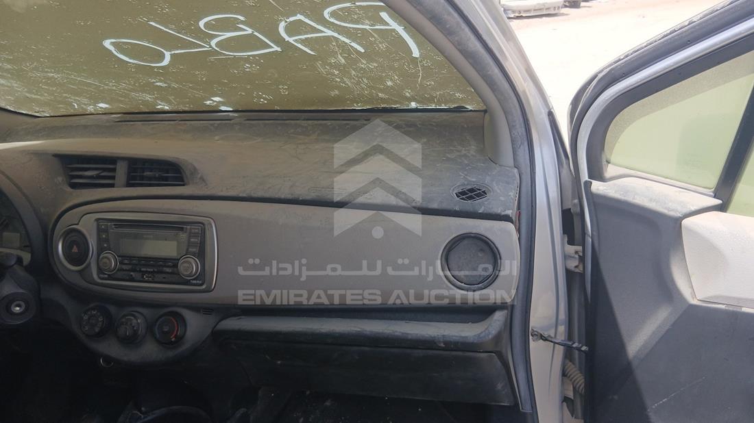 تويوتا ياريس 2014 — زاوية واجهة الراكب الأمامي الأيمن — صورة 23