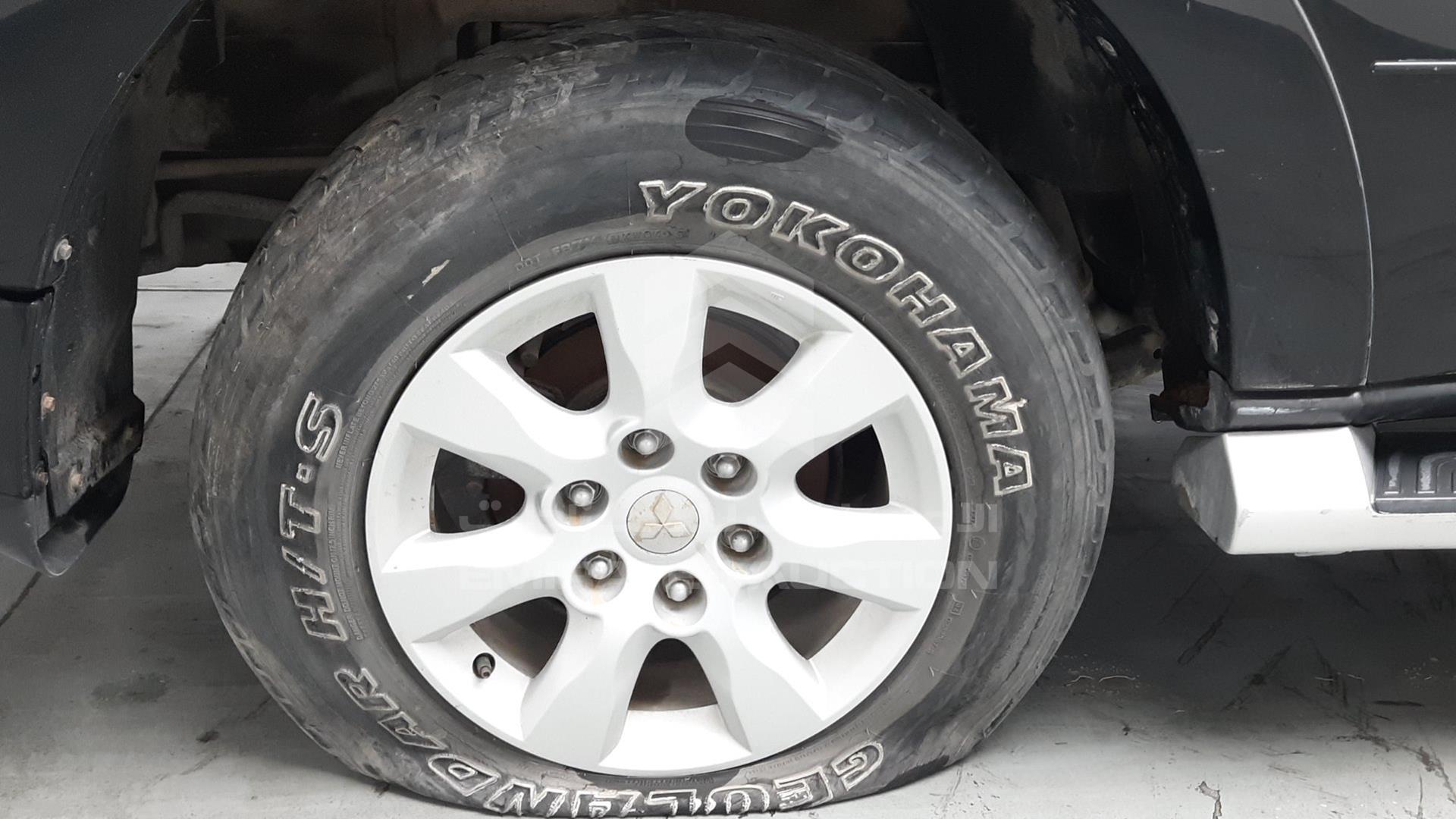 2011 MITSUBISHI PAJERO VIN: JMYLRV95WBJ709201