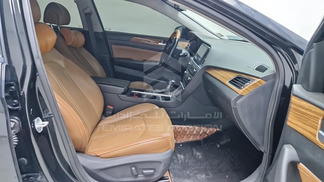 هيونداي سوناتا 2015 — زاوية الراكب الأمامي للمقعد — صورة 30