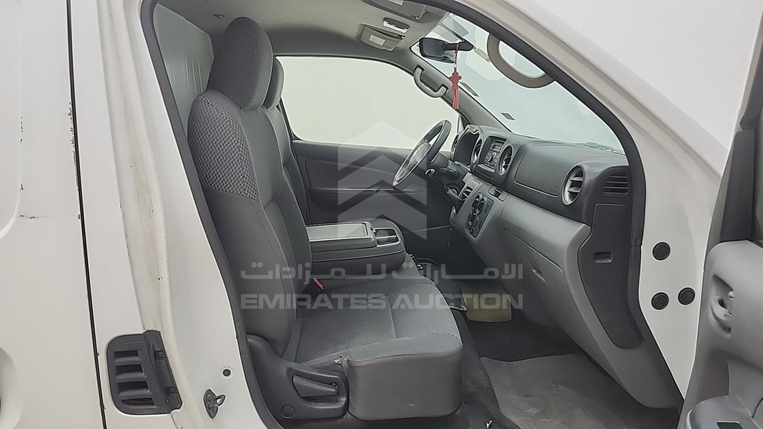 نيسان أورفان 2020 — زاوية الراكب الأمامي للمقعد — صورة 16
