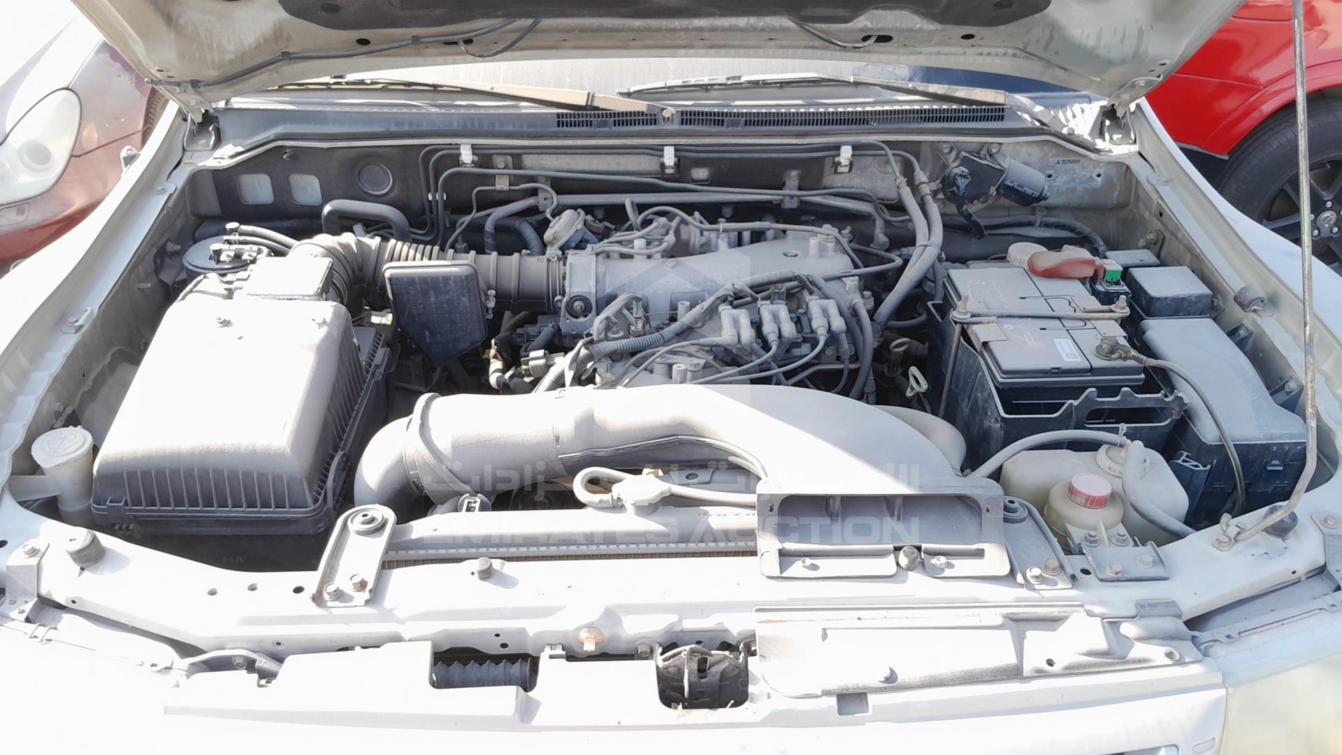 2004 MITSUBISHI PAJERO VIN: JMYLRV73W4J704652