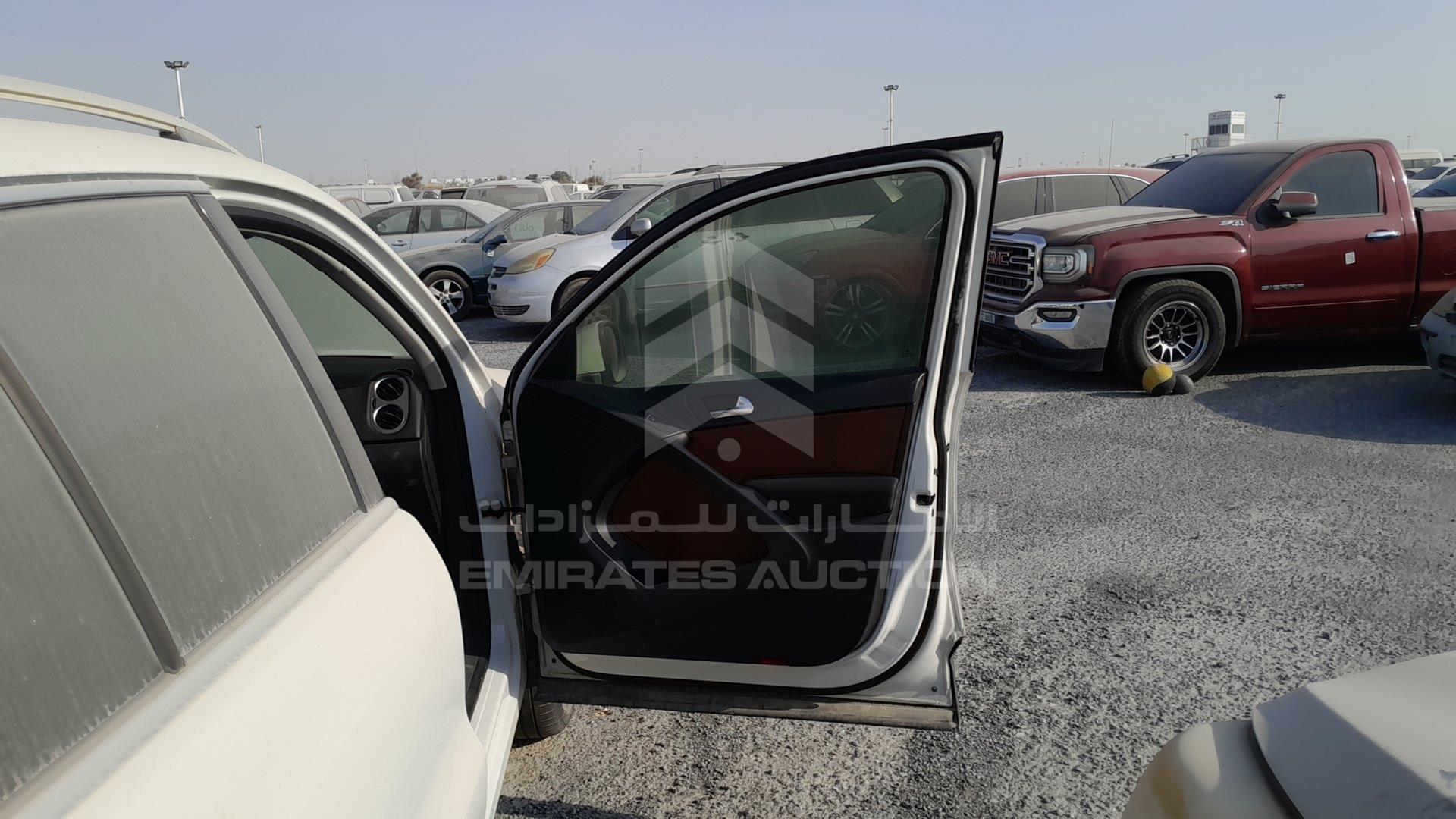 2011 VOLKSWAGEN TIGUAN VIN: WVGCE15N3BW008422