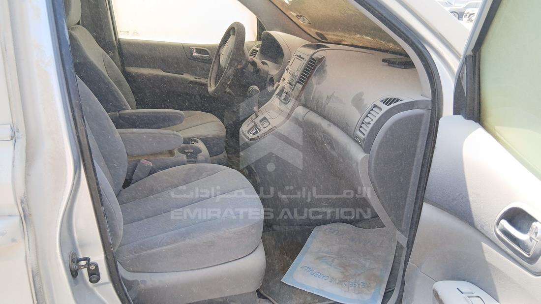كيا كرنفال 2009 — زاوية الراكب الأمامي للمقعد — صورة 23