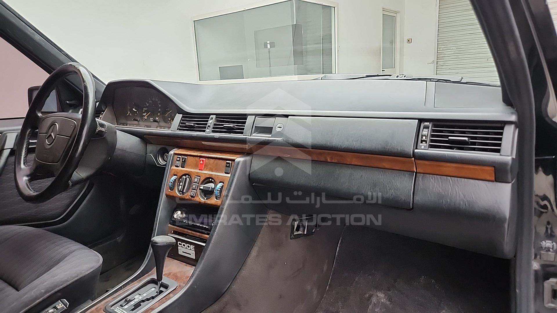 1992 MERCEDES E 300 VIN: WDB1240301B701480