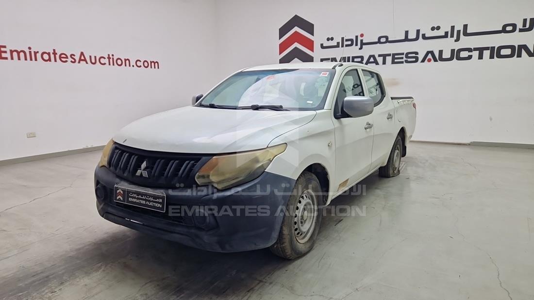ميتسوبيشي L 200 2016 — الزاوية الأمامية اليسرى — صورة 10