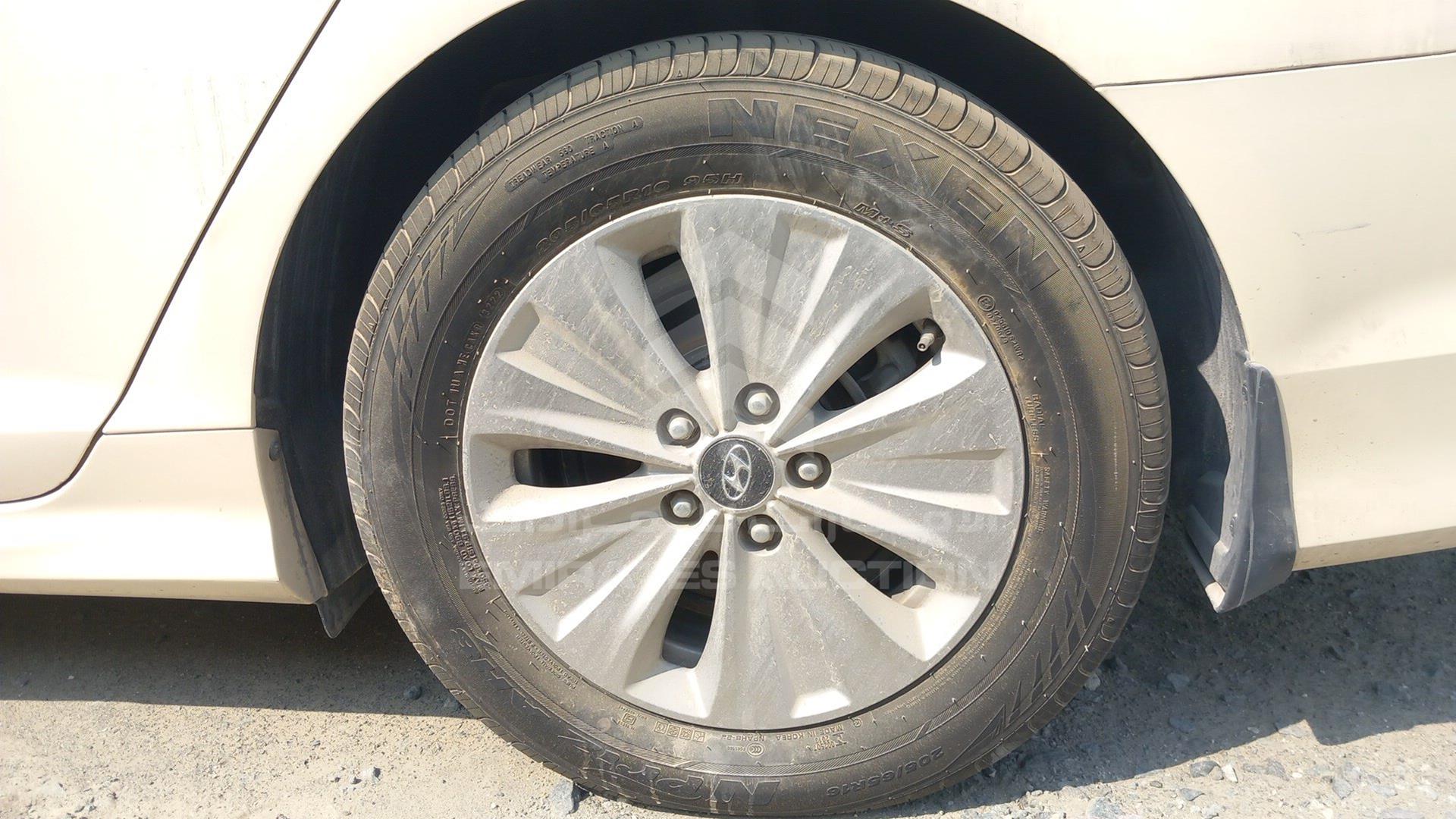 2018 HYUNDAI SONATA VIN: KMHE24132JA082093